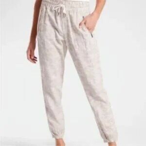 Athleta Cabo Tide Linen Mid-Rise Jogger Pants in Neutral Camo Size 10